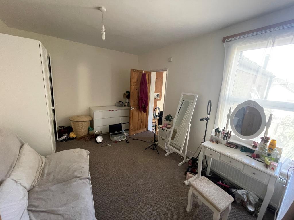 Lot: 119 - BAY-FRONTED HOUSE FOR INVESTMENT - Bedroom with access to bathroom